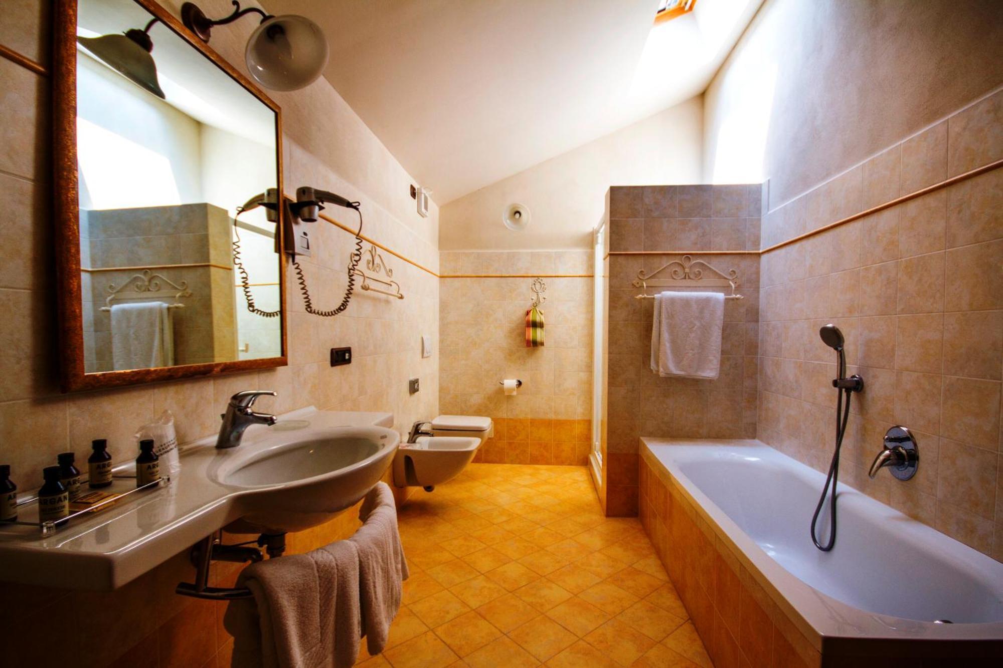 Hotel Relais Castello Di Razzano à Alfiano Natta Extérieur photo