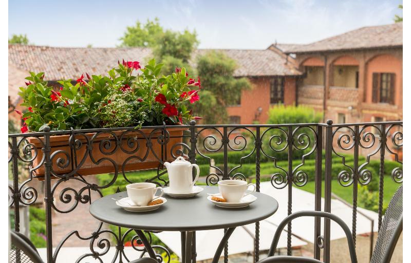 Hotel Relais Castello Di Razzano à Alfiano Natta Extérieur photo